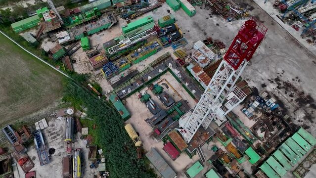 Oil well site with drilling and transportation machineries