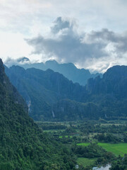 Fototapeta na wymiar 라오스 방비엥의 원시자연 풍경, 산맥과 춤추는 구름들
