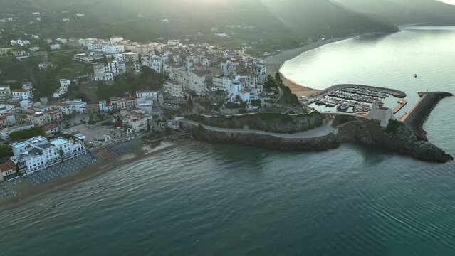 Sperlonga, caratteristica localit&agrave; turistica del Lazio, Italia.
Vista aerea del paese che affaccia sul mare e del porto turistico. 