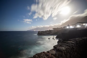 Photo sur Plexiglas les îles Canaries One of the most visited tourist places in El Hierro island, the Well of Health, known locally as “Pozo de la Salud” village and spa hotel on cliffs Canary islands Spain long exposure by evening
