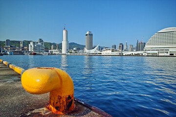 神戸港 高浜岸壁から中突堤や市街地を望む