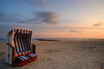 Letni wschód słońca nad bałtycką plażą, Kołobrzeg, Polska