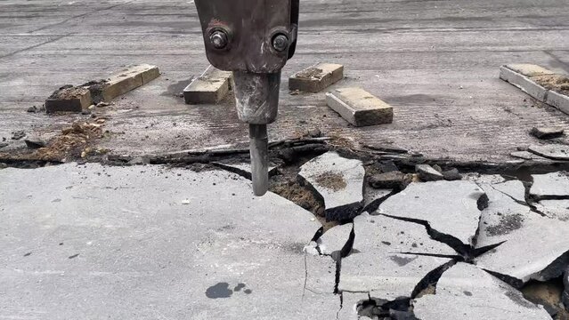 Dismantling of asphalt concrete pavement with pneumatic jackhammer during road works