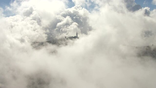 Sommet du Mont Ventoux &agrave; travers les nuages