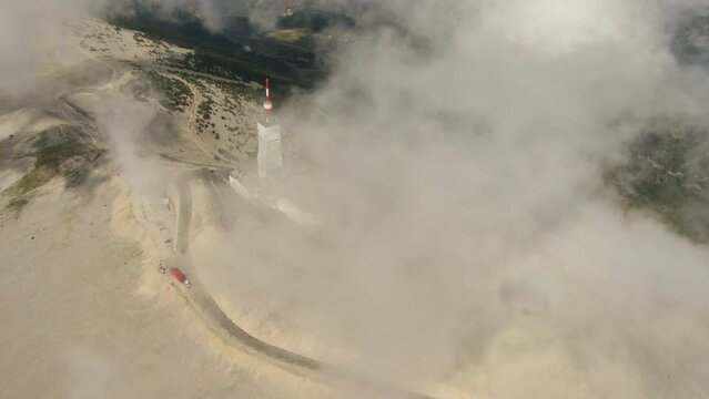 Sommet du Mont Ventoux &agrave; travers les nuages