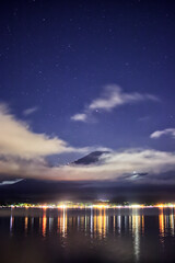 Fototapeta na wymiar 星空の下で雲に隠れる富士山と山中湖