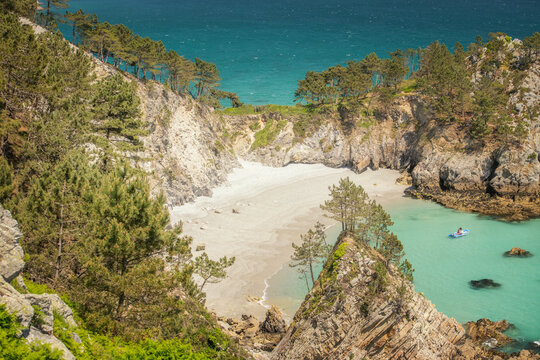 Presqu'&icirc;le de Crozon, plage deserte a l'eau transparente et paradisiaque de l'&icirc;le vierge au sud de Morgat dans le Finist&egrave;re,en Bretagne