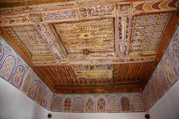 Soffitti decorati a mano nei palazzi comunali di Marrakesch
