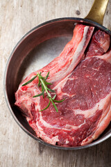 raw t bone steak - 638905543