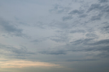 lever de soleil nuageux