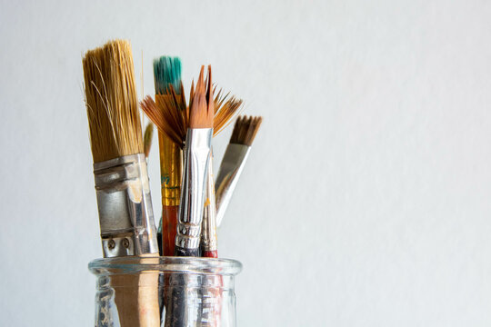 Conjunto de pinceles de arte sobre fondo blaco y oscuro. Manualidades.  Verticales.