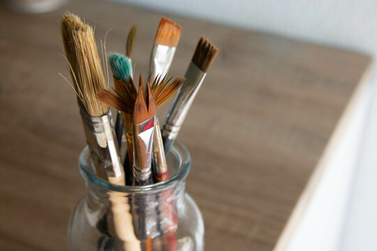 Conjunto de pinceles de arte sobre fondo blaco y oscuro. Manualidades.  Verticales.