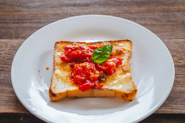 焼きトマトとチーズのオープンサンド