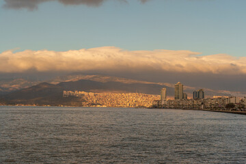 Obraz premium Sculptures and buildings in sunset light from the beaches of Izmir, a seaside city