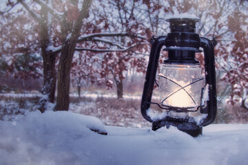 Laterne - Wald - Schnee - Lamp - Beautiful -  Background - Glow - Kerosene - Burning - Vintage -...