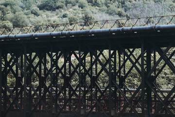 Paysage avec un pont métallique rails de chemin de fer ancien, France