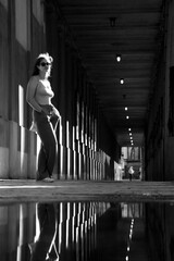 chica en un soportal