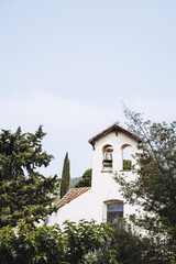 Vue sur la chapelle et clocher du village de Palalda à Amélie-les-Bains dans les Pyrénées Atlantique, France