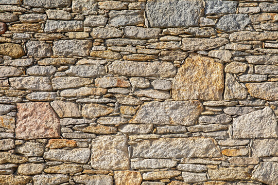 Mur en pierre seiche traditionnel.