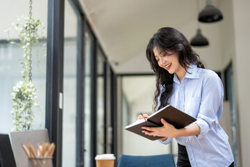 Businesswoman meeting remotely with team on laptop to discuss and plan collaboration.