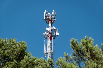 Torre de telecomunicações que fornece a cobertura e facilita a comunicação sem fio para...