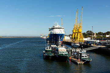 Barcos atracado en puerto.