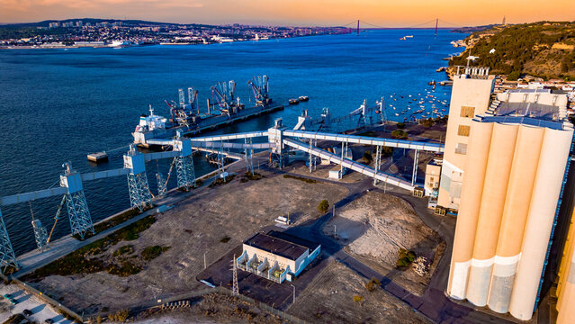 Paisagem Praia Trafaria Lisboa Portugal C&eacute;u Mar Horizonte Oceano Atl&acirc;ntico Areia Ondas S&atilde;o Pedro Segundo Torr&atilde;o Vista Ver&atilde;o Clima Azul Verde Porto F&aacute;brica Constru&ccedil;&atilde;o Europa Ilha Costa Portuguesa Drone