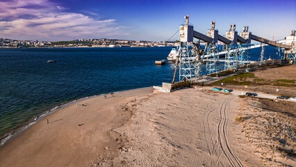 Paisagem Praia Trafaria Lisboa Portugal Céu Mar Horizonte Oceano Atlântico Areia Ondas São Pedro Segundo Torrão Vista Verão Clima Azul Verde Porto Fábrica Construção Europa Ilha Costa Portuguesa Drone