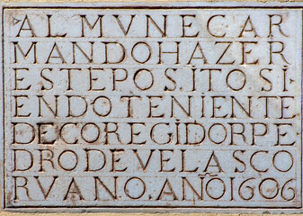 Fototapeta Lapida tallada en el Ayuntamiento de Almuñécar, España obraz