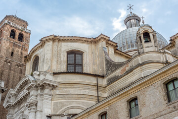 Fototapeta na wymiar church, historic monument in the center of Venice, architectural style