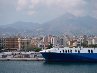 immagine del porto da di Palermo da bordo di una nave