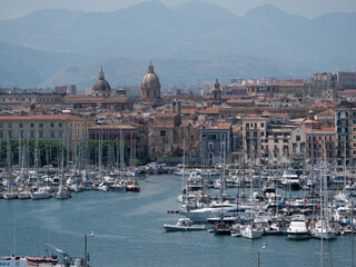 immagine del porto da di Palermo da bordo di una nave
