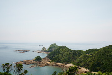 Fototapeta premium 灯台を横切る船の風景