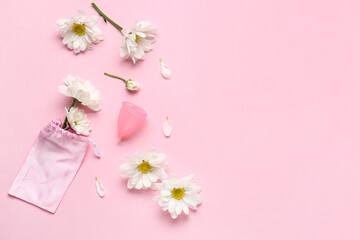 Composition with menstrual cup and beautiful chamomile flowers on pink background - obrazy, fototapety, plakaty