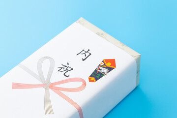 青背景に内祝いの贈り物