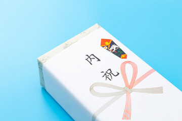 青背景に内祝いの贈り物