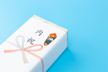 青背景に内祝いの贈り物