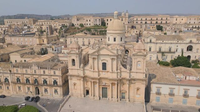 alt flying counter clockwise around cathedral revealing town of Noto in Sicily