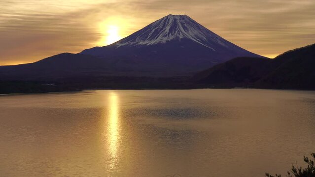 山梨県　本栖湖から見た富士山の夜明け