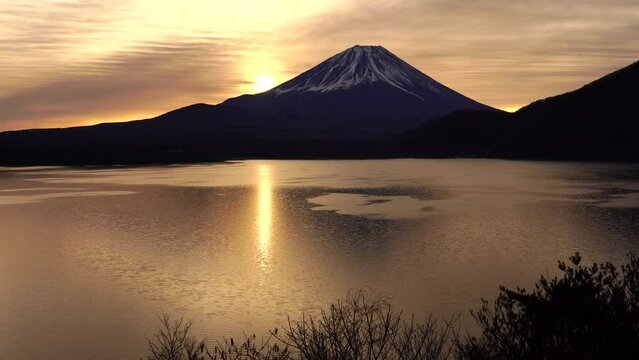 山梨県　本栖湖から見た富士山の夜明け