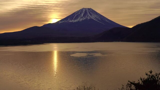 山梨県　本栖湖から見た富士山の夜明け