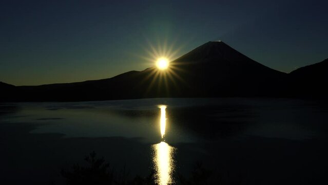山梨県　本栖湖から見た富士山の夜明け