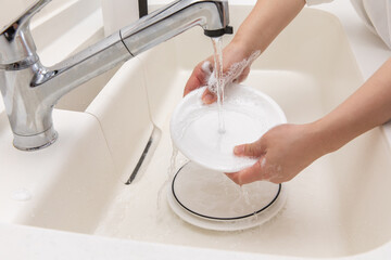 食器を洗う手元　hands washing dishes