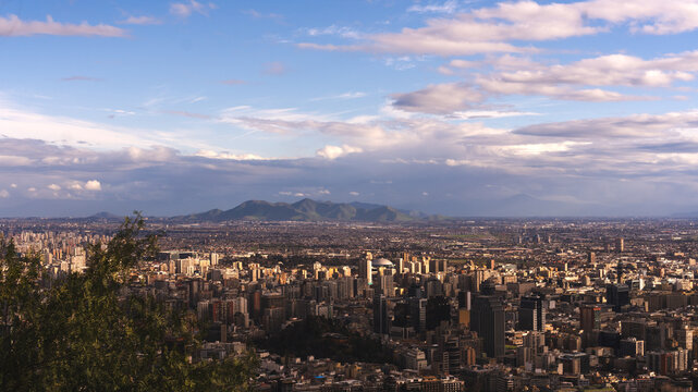Santiago con los Cerros Chena y Santa Luc&iacute;a
