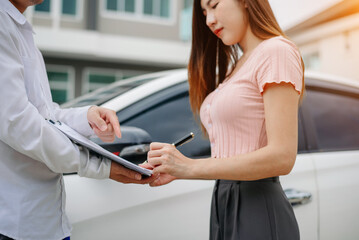 Obraz premium Customers and car insurance agents have entered into agreements and signed documents to claim compensation after a car crash, Insurance concept