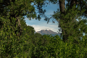 Fototapeta na wymiar Photographic Destination: Capturing Iztaccíhuatl Volcano under a Blue Sky in Mexico
