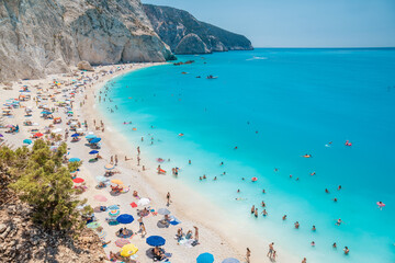 Beautiful beach in the island of Lefkada. Busy beach in august. - 639139172