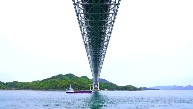 広島県　因島大橋の下を船が通る風景