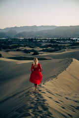 Woman on a gorgeous landscape of the dunes in Gran Canaria!! - 639142187