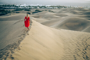 Woman on a gorgeous landscape of the dunes in Gran Canaria!! - 639142389